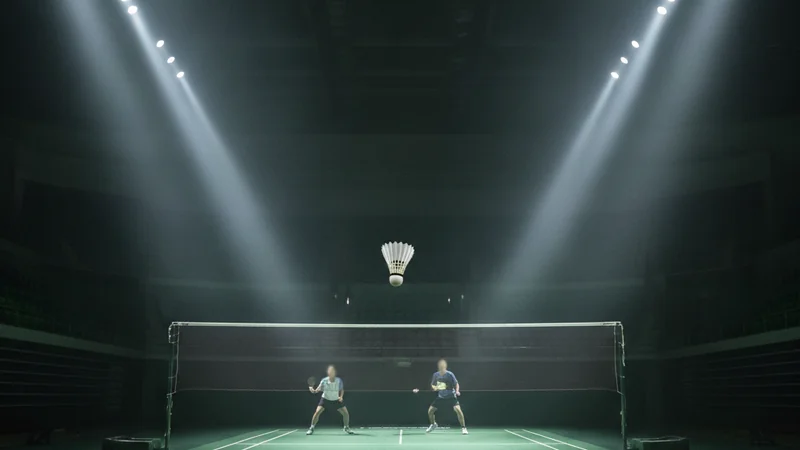 Shuttlecock over the net in a spotlit arena — BWF World Championships betting guide at Maxim88 Malaysia